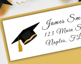 Może przedstawiać: Biała etykieta adresowa z czarnym tekstem i czarnym  czapką doktorską z złotym frędzlem. Tekst brzmi "James Smith, 123 Main Street, Naples, FL 34110".