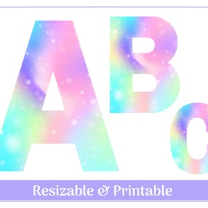 Puede incluir: Letras A, B y C con un fondo de galaxia arcoíris. Las letras son blancas y el fondo es un degradado de rosa, azul, verde y morado con purpurina blanca.