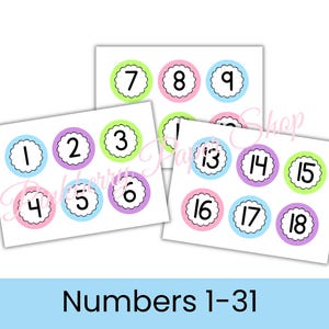 Könnte beinhalten: Drei weiße Karten mit farbigen Kreisen, die die Zahlen 1-18 anzeigen. Jeder Kreis hat einen gewellten Rand und eine andere Pastellfarbe: Blau, Lila, Rosa und Grün. Der Text "Numbers 1-31" steht unten.