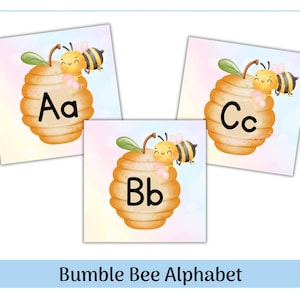 Könnte beinhalten: Drei quadratische Karten mit Aquarellillustrationen eines Bienenstocks, einer Biene und den Buchstaben A, B und C. Der Text "Bumble Bee Alphabet" befindet sich am unteren Rand des Bildes.