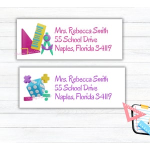 Könnte beinhalten: Zwei bedruckbare Adressaufkleber mit einem Schulthema. Das obere Etikett zeigt ein rosa Dreieck, ein gelbes Lineal und einen Kompass. Das untere Etikett zeigt einen blauen Würfel, ein lila Pluszeichen und ein grünes Divisionssymbol. Beide Etiketten tragen den Text "Mrs. Rebecca Smith, 55 School Drive, Naples, Florida 34119".