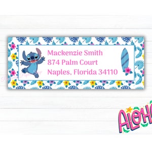 Puede incluir: Una etiqueta de dirección azul y blanca con un personaje de dibujos animados de Stitch, una tabla de surf y flores tropicales. La etiqueta dice "Mackenzie Smith, 874 Palm Court, Naples, Florida 34110".