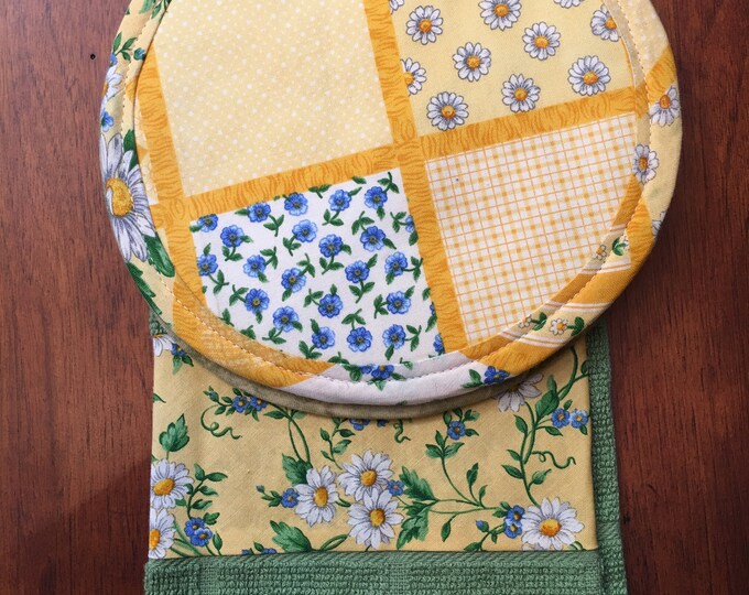 PotHolder Set (Two Potholders And One Towel) -Flowers