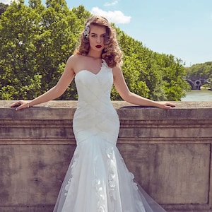 Luxury Wedding Gown Sophisticated Bride Dress, Mermaid Wedding Dress,Fit and Flare Bridal Dress, wedding gown, tulle wedding dress