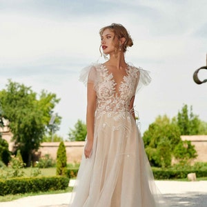 Robe de mariée en tulle éthéré, broderie de plumes romantique, robe de mariée d'inspiration vintage, robe de mariée trapèze transparente à manches flottantes