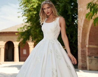 Classic ball gown wedding dress round neckline,Elegant a line wedding dress, Long train Simple wedding gown, Minimalist modern wedding gown