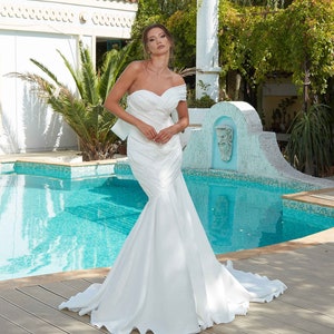 Off-the-shoulder Sexy Corset Mermaid Wedding Dress, Elegant Fit and Flare Satin Bridal Gown, Stunning Romantic Minimalist Wedding Dress
