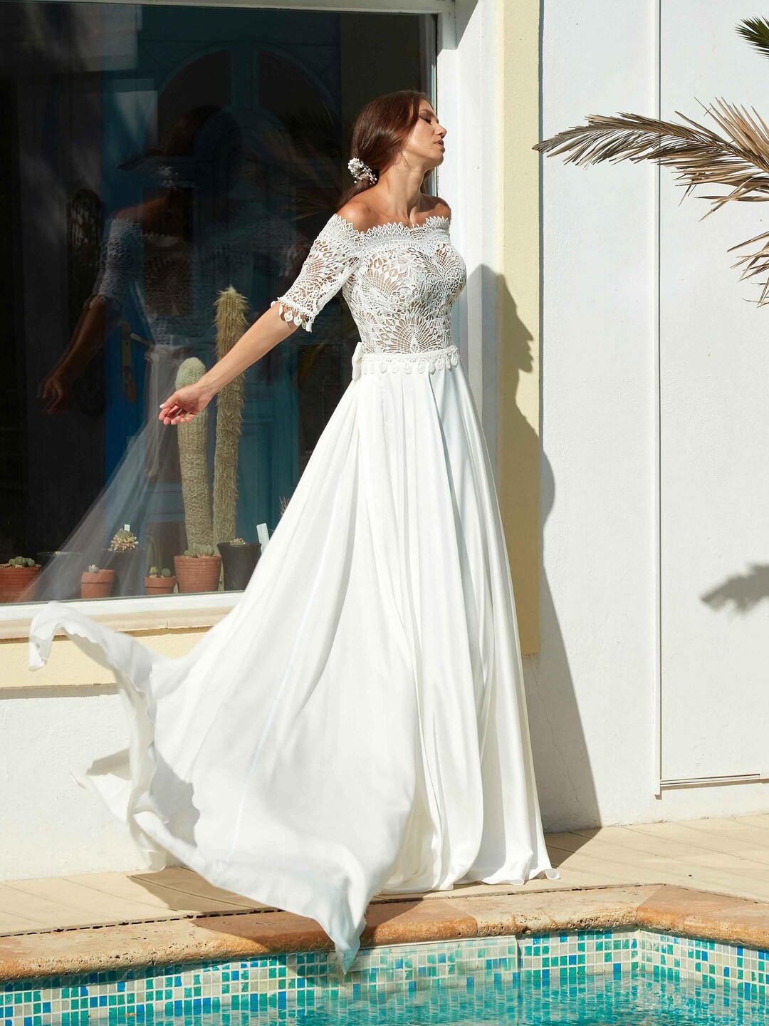 Vestido de novia de seda con hombros descubiertos y tren