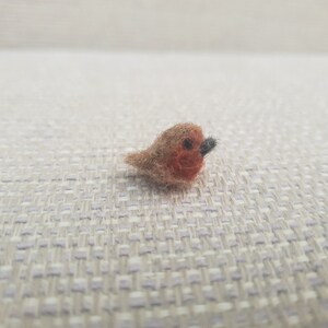 Micro Robin, needle felted Robin, doll house miniatures, miniature Bird image 3