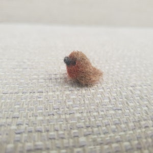 Micro Robin, needle felted Robin, doll house miniatures, miniature Bird image 4