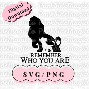Peut inclure: Silhouette noire d'un lion et d'un lionceau avec le texte "REMEMBER WHO YOU ARE" et "SVG/PNG" dans une bulle rose. Une bulle rose avec "Digital Download" est dans le coin supérieur gauche.