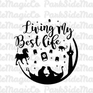 Peut inclure: Graphique noir et blanc avec le texte "Living My Best Life". Le design comprend des silhouettes d'un cheval, d'un bateau avec deux personnages, d'une tour et de lanternes flottantes, le tout dans un cadre circulaire.
