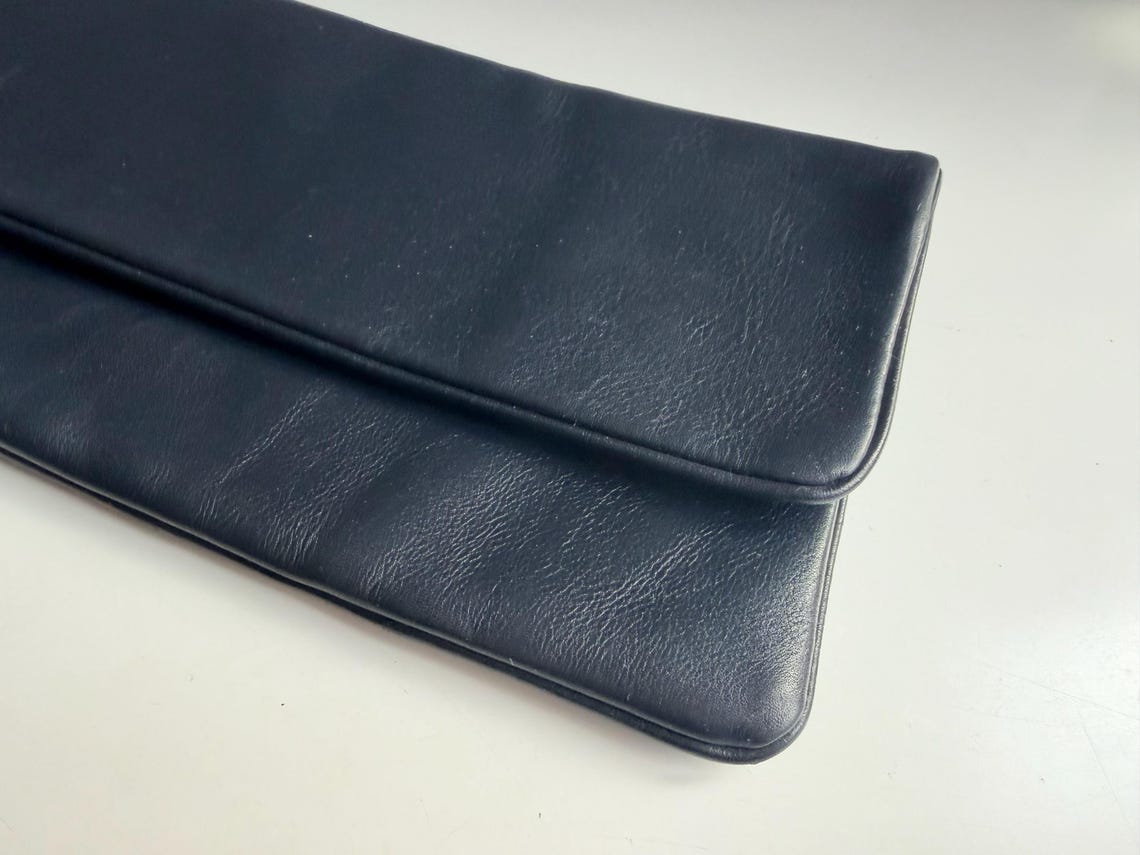 Vintage Black Leather Envelope Clutch | 90s Minimalist Evening Bag, foto 4 di 5