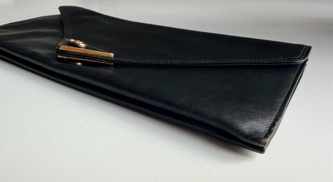 Vintage Black Leather Envelope Clutch | 80s GD Clasp Evening Bag | Retro Minimalist Purse, foto 3 di 5