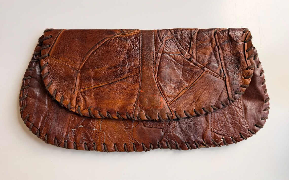 Vintage 70s Brown Leather Patchwork Clutch | Hand-Stitched Boho Purse, foto 1 di 5