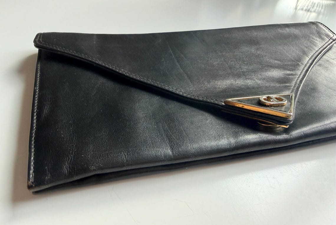 Vintage Black Leather Envelope Clutch | 80s GD Clasp Evening Bag | Retro Minimalist Purse, foto 2 di 5
