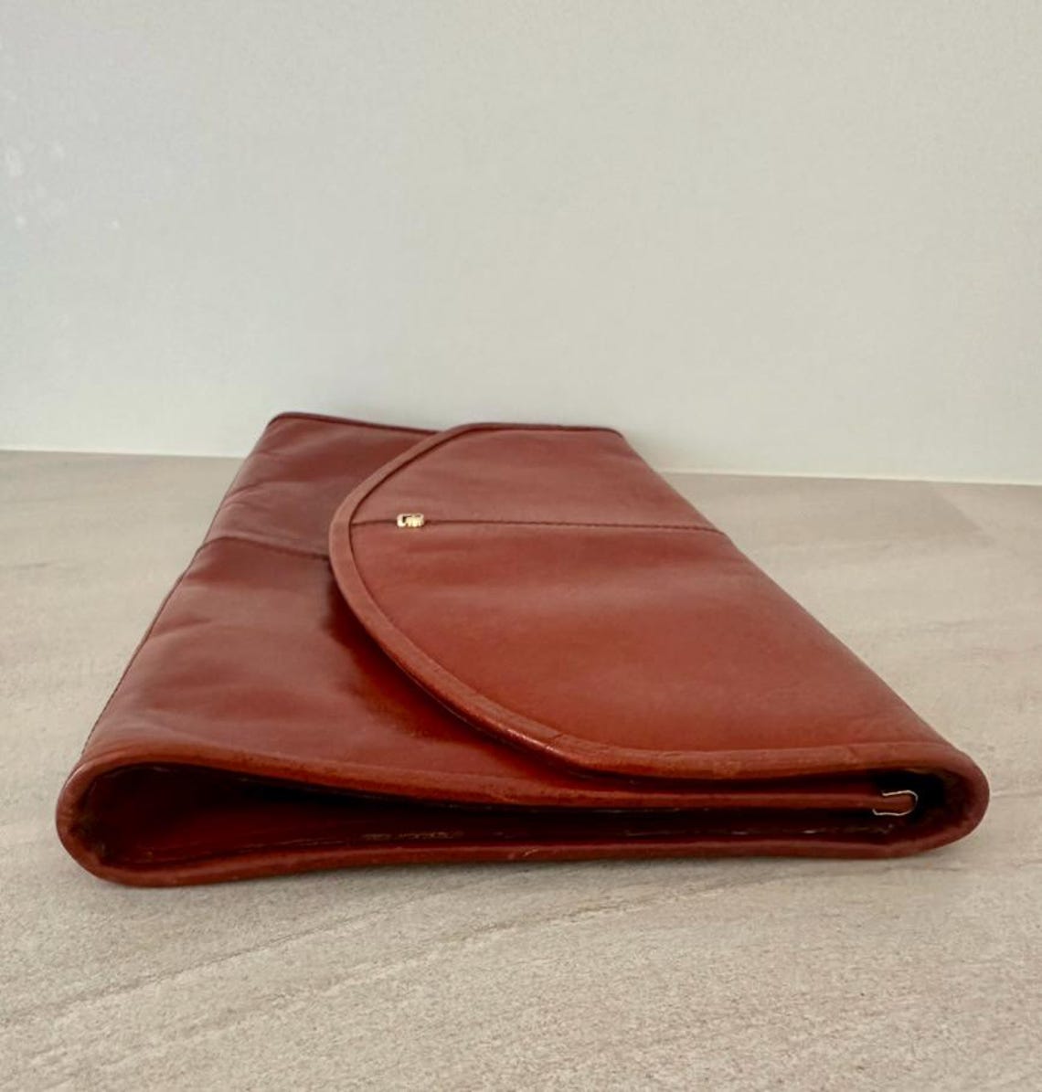 Vintage Cognac Leather Envelope Clutch | Minimalist Foldover Handbag | Retro Evening Bag, foto 3 di 5