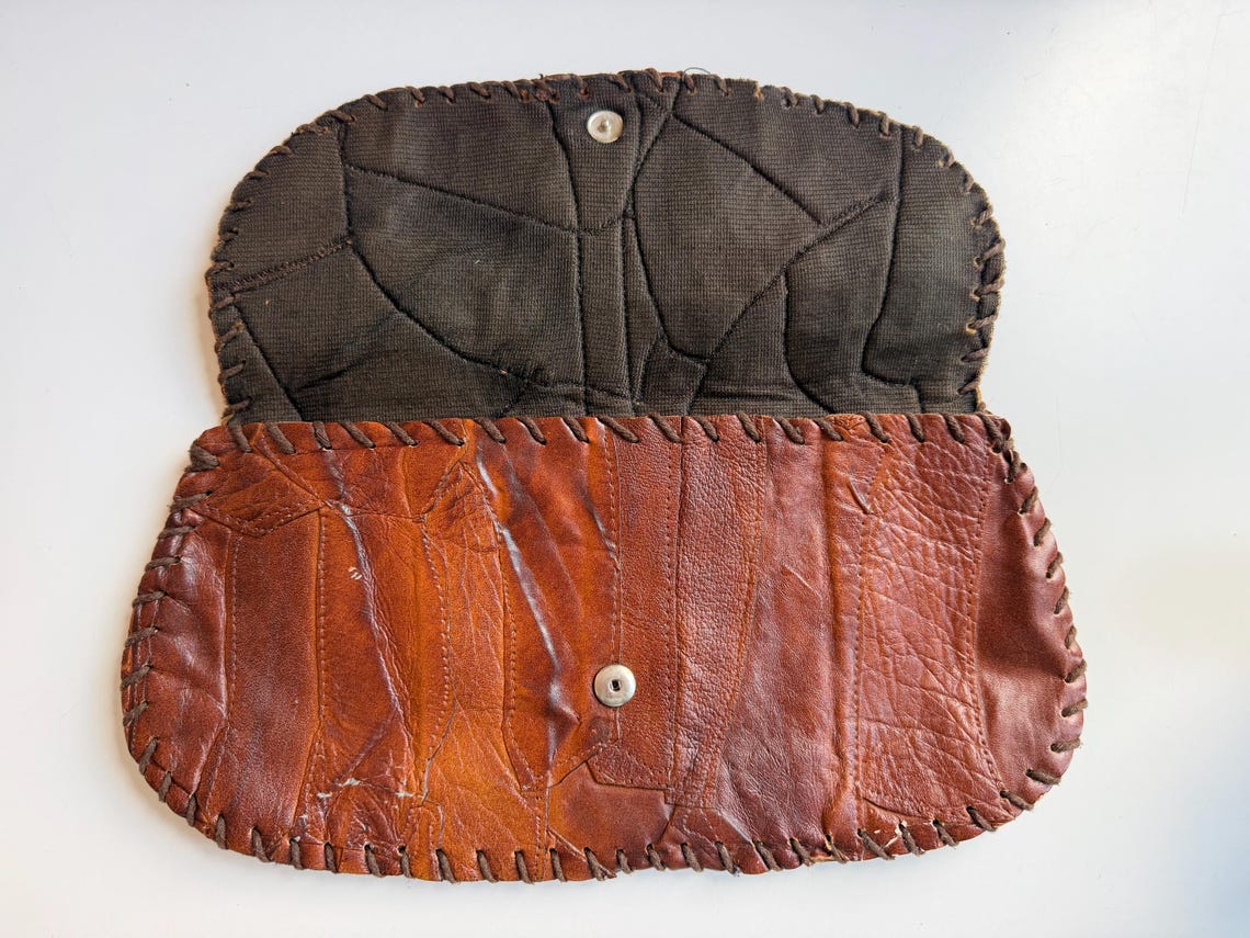 Vintage 70s Brown Leather Patchwork Clutch | Hand-Stitched Boho Purse, foto 2 di 5