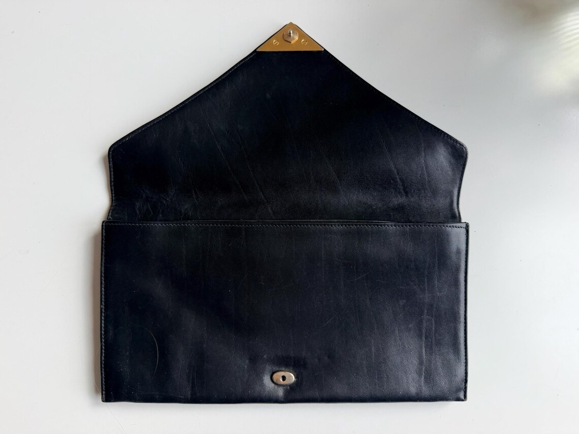 Vintage Black Leather Envelope Clutch | 80s GD Clasp Evening Bag | Retro Minimalist Purse, foto 4 di 5