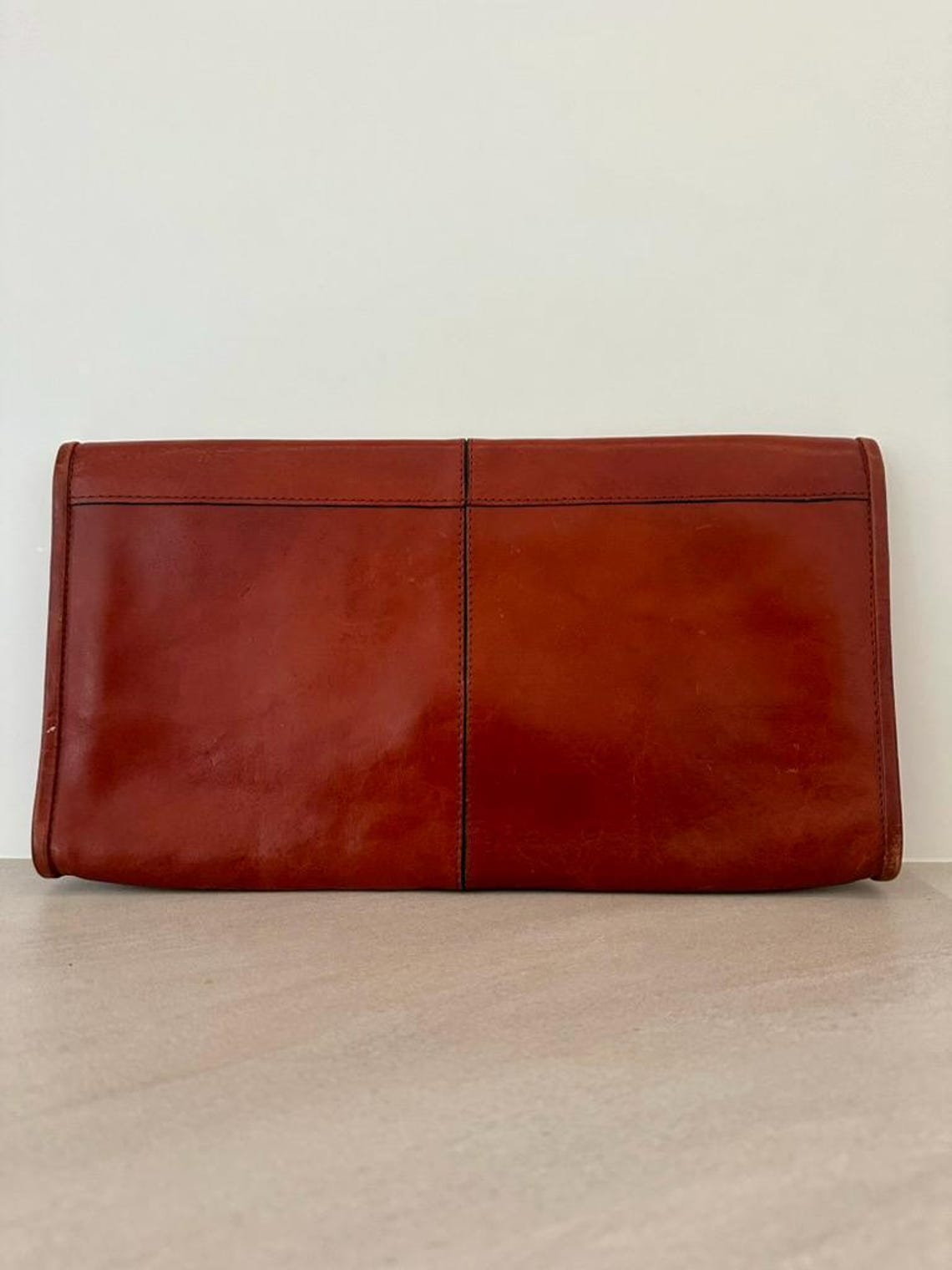 Vintage Cognac Leather Envelope Clutch | Minimalist Foldover Handbag | Retro Evening Bag, foto 2 di 5