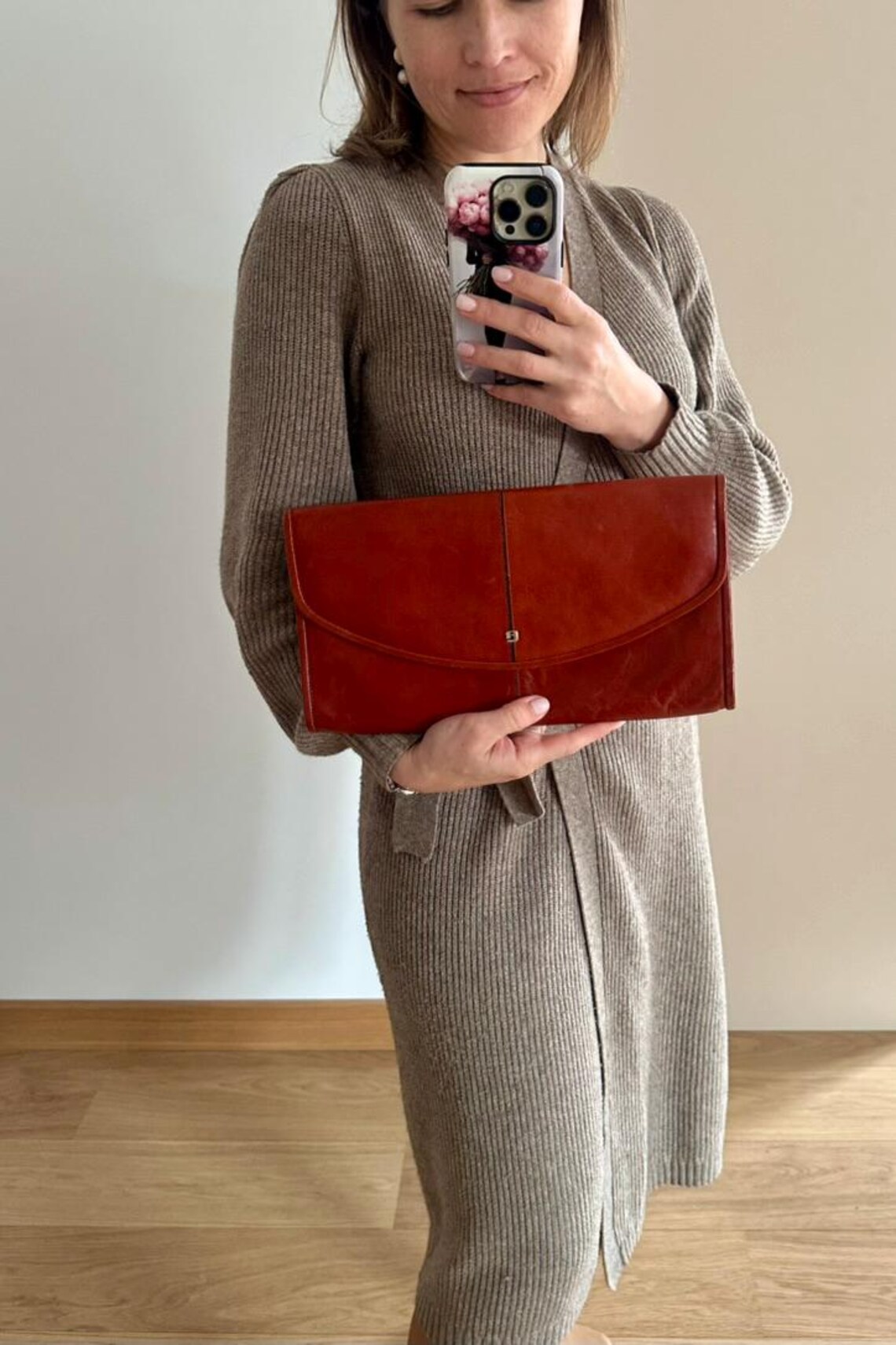 Vintage Cognac Leather Envelope Clutch | Minimalist Foldover Handbag | Retro Evening Bag, foto 4 di 5
