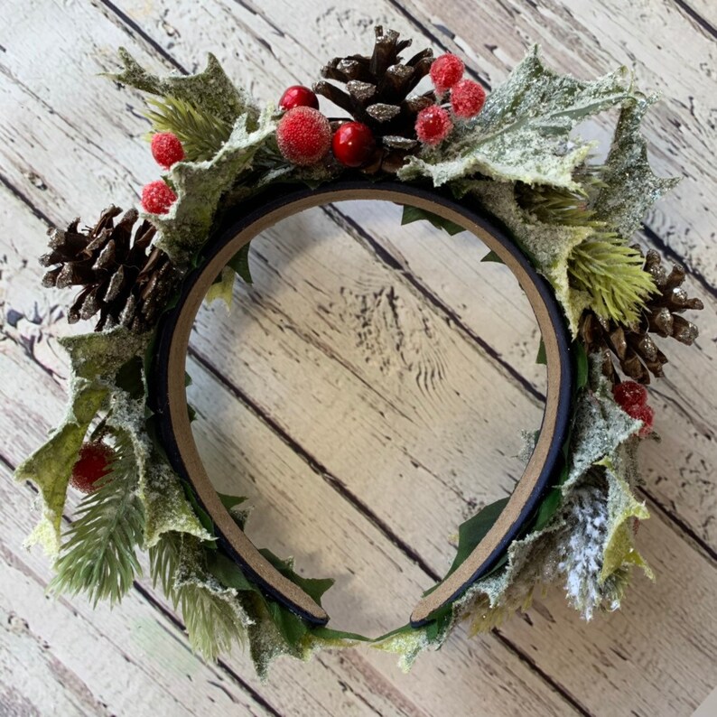 Winter bridal crown Wedding Halo berry hair piece Woodland green berry crown Rustic hair crown Christmas hair accessory Fairy cone crown