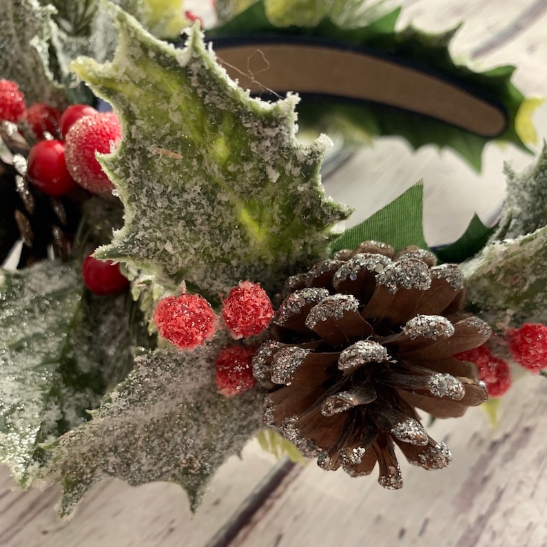 Winter bridal crown Wedding Halo berry hair piece Woodland green berry crown Rustic hair crown Christmas hair accessory Fairy cone crown
