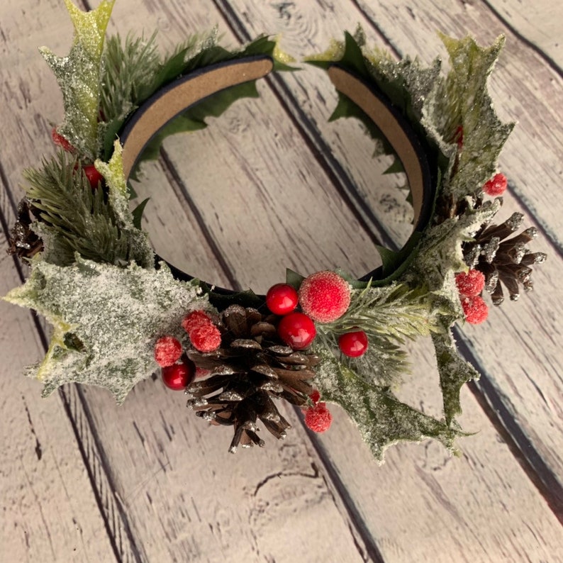 Winter bridal crown Wedding Halo berry hair piece Woodland green berry crown Rustic hair crown Christmas hair accessory Fairy cone crown