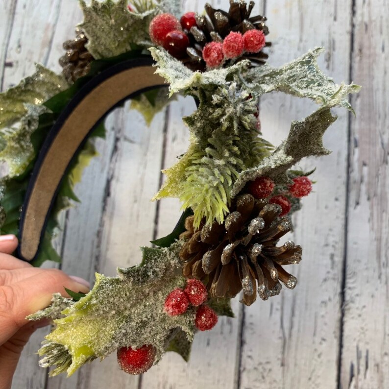 Winter bridal crown Wedding Halo berry hair piece Woodland green berry crown Rustic hair crown Christmas hair accessory Fairy cone crown
