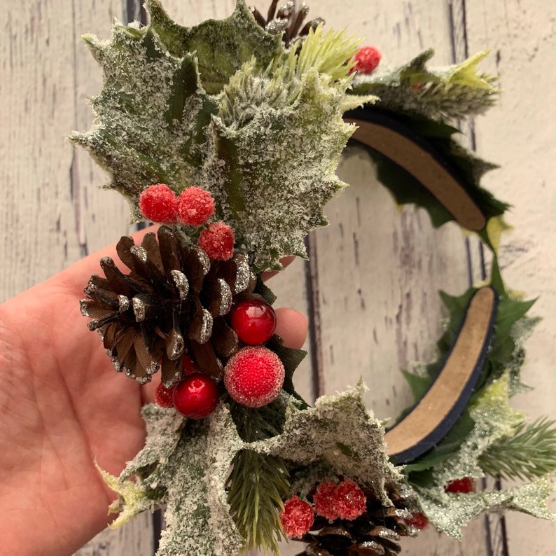 Winter bridal crown Wedding Halo berry hair piece Woodland green berry crown Rustic hair crown Christmas hair accessory Fairy cone crown