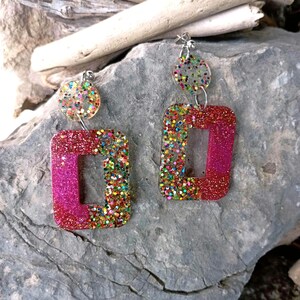 Orecchini rosa glitterati e paillettes multicolor