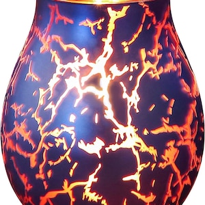 Könnte beinhalten: Ein blauer Glas-Wachsschmelzer mit einem Lavagesteinsdesign. Der Schmelzer hat ein Licht im Inneren, das das Design beleuchtet.