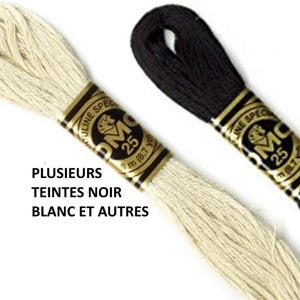 Puede incluir: Dos madejas de hilo de bordar DMC 25, una crema y otra negra. Las etiquetas dicen "DMC 25" y "3 m (8,7 yd)". El texto en francés dice "PLUSIEURS TEINTES NOIR BLANC ET AUTRES".