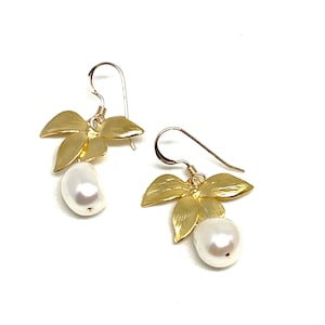 Flower pearl earrings, orchid earrings, Gold flower earring, fresh water pearl earrings, gift for her, valentines day present, gift for mom
