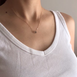 Collar delicado de labradorita y oro de 14k: joyería artesanal con piedras preciosas.