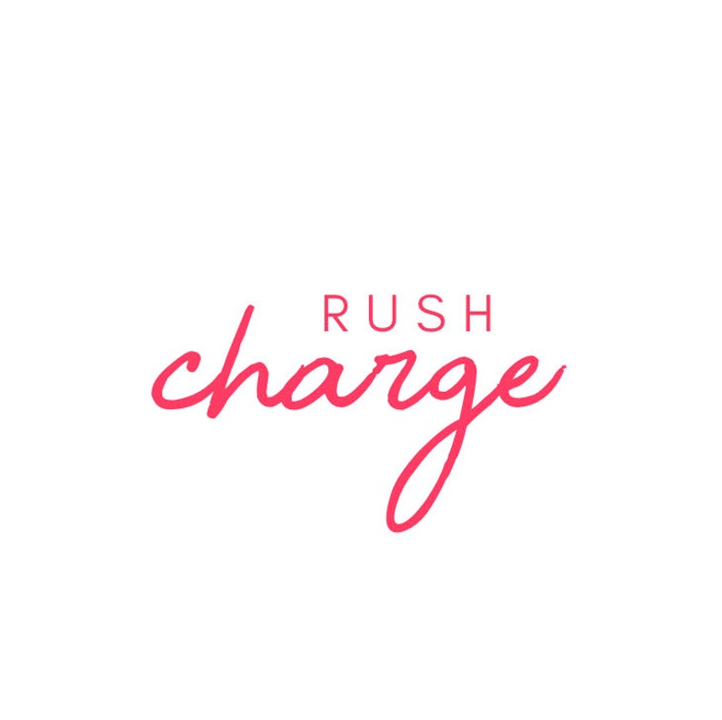 以下が含まれることがあります： 白い背景に「RUSH charge」とピンク色の筆記体で書かれたテキストです。