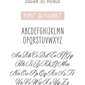 Op de afbeelding: Op een witte achtergrond worden twee lettertypestijlen weergegeven. Het bovenste lettertype is een schreefloze stijl en het onderste lettertype is een cursieve stijl. De tekst "SUGAR HOUSE" en "FONT ALPHABET" worden ook weergegeven.