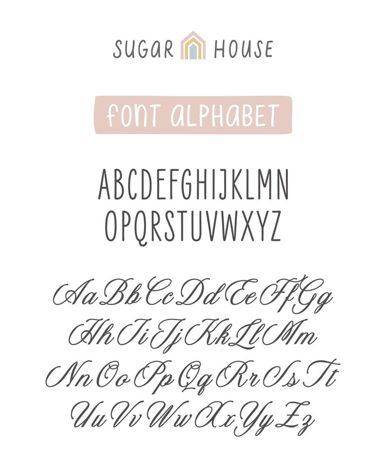 Op de afbeelding: Op een witte achtergrond worden twee lettertypestijlen weergegeven. Het bovenste lettertype is een schreefloze stijl en het onderste lettertype is een cursieve stijl. De tekst "SUGAR HOUSE" en "FONT ALPHABET" worden ook weergegeven.