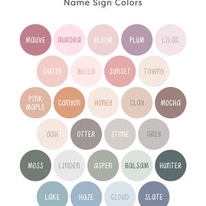 Op de afbeelding: Een kaart met 20 verschillende kleurstalen met namen voor elke kleur. De kleuren zijn gerangschikt in een honingraatpatroon. De kleuren omvatten mauve, aurora, bloei, pruim, lila, madeliefje, bella, zonsondergang, bruin, roze esdoorn, canyon, honing, klei, mokka, as, otter, steen, grijs, mos, linde, es, balsem, jager, meer, mist, wolk en leisteen.
