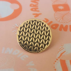 Katy Stevens Studio (Indie Yarn Club) による KNIT STITCH アブストラクト ストッキネット エナメル ピン