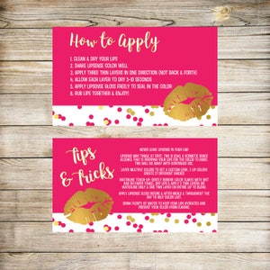 Może przedstawiać: Różowe i białe karty z złotym brokatem i ustami. Karty zawierają instrukcje dotyczące aplikacji i wskazówki oraz sztuczki dotyczące stosowania produktu do koloru ust. Tekst na kartach brzmi: "Jak nakładać", "Oczyść i wysusz usta", "Wstrząśnij kolorem Lipsense", "Nałóż trzy cienkie warstwy w jednym kierunku (nie w przód i w tył)", "Pozostaw każdą warstwę do wyschnięcia na 5-10 sekund", "Nałóż błyszczyk Lipsense swobodnie, aby utrwalić kolor", "Pocieraj usta razem i ciesz się!", "Wskazówki i sztuczki", "Nigdy nie zostawiaj Lipsense w samochodzie", "Lipsense może szczypać na początku. To SD40, kosmetyczny alkohol, który przygotowuje usta do przyjęcia koloru. To zniknie przy ciągłym stosowaniu.", "Nałóż wiele kolorów, aby uzyskać spersonalizowany wygląd. 3 kolory do ust tworzą 27 różnych odcieni!", "Poprawka linii wodnej: Delikatnie usuń płatki koloru wilgotną szmatką lub papierowym ręcznikiem, wysusz usta i nałóż 2 cienkie warstwy tylko na linię wodną i jedną cienką warstwę na całą wargę, aby rozetrzeć.", "Nałóż błyszczyk Lipsense przed i po posiłkach oraz przez cały dzień, aby kolor dłużej się utrzymywał.", "Pij dużo wody, aby nawilżyć usta i zapobiec łuszczeniu się koloru."