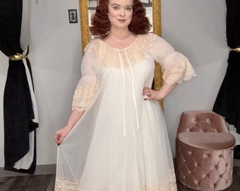 Conjunto de lencería vintage de los años 60: camisón largo de dos piezas en nailon vaporoso color marfil con detalles de encaje.