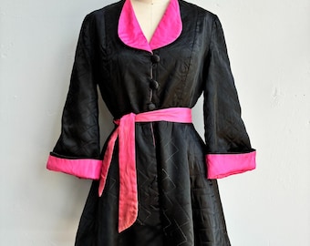 Chaqueta de salón acolchada de satén negro y rosa fucsia, estilo vintage de los años 40, de Taylor-Mode.