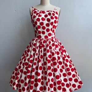 Vestido de verano acampanado de corte ajustado de los años 50, rojo y blanco con lunares, estilo vintage de los años 50.