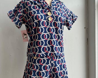 Conjunto de shorts e macacão curto vintage dos anos 1940 com estampa náutica e anéis.