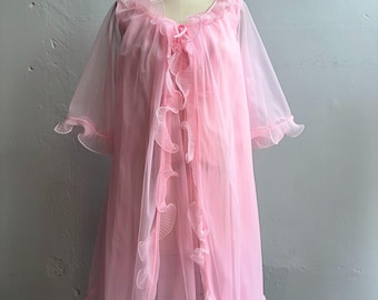 Conjunto de camisón peignoir de nailon rosa bebé con volantes, estilo vintage de los años 60.