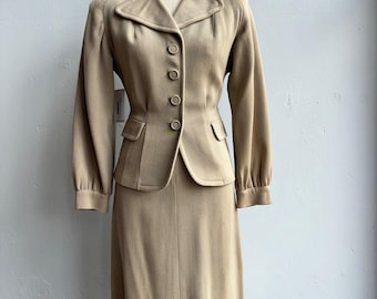 Completo vintage anni '40 in lana, due pezzi, gonna e blazer, color beige chiaro.