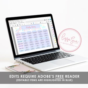 Pu&ograve; includere: Un computer portatile che mostra un modello di programma settimanale stampabile con un'illustrazione di unicorno. Il modello &egrave; progettato per i bambini e presenta una gamma di colori pastello con accenti rosa, blu e viola. Il testo "Molly Anne's Weekly Schedule" &egrave; visibile nella parte superiore del modello. Il testo "Edits require Adobe's free reader (Editable items are highlighted in blue)" &egrave; visibile sotto il portatile.