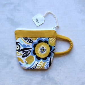 Pochette tasse à thé florale moderne jaune, fleurs, bijoux, pochette zippée, porte-monnaie, porte-sachet de thé, cadeau soeur, pochette écouteurs, cadeau pour elle, cadeau maman