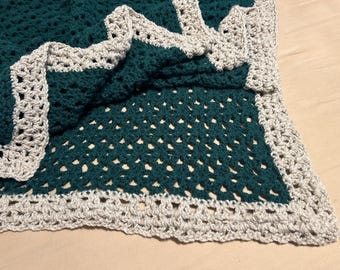 Smaragdgrüne gehäkelte Decke